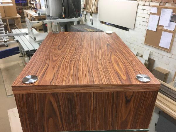 Hi-Fi Stand top view with oak wood and metal pins  - Audinni